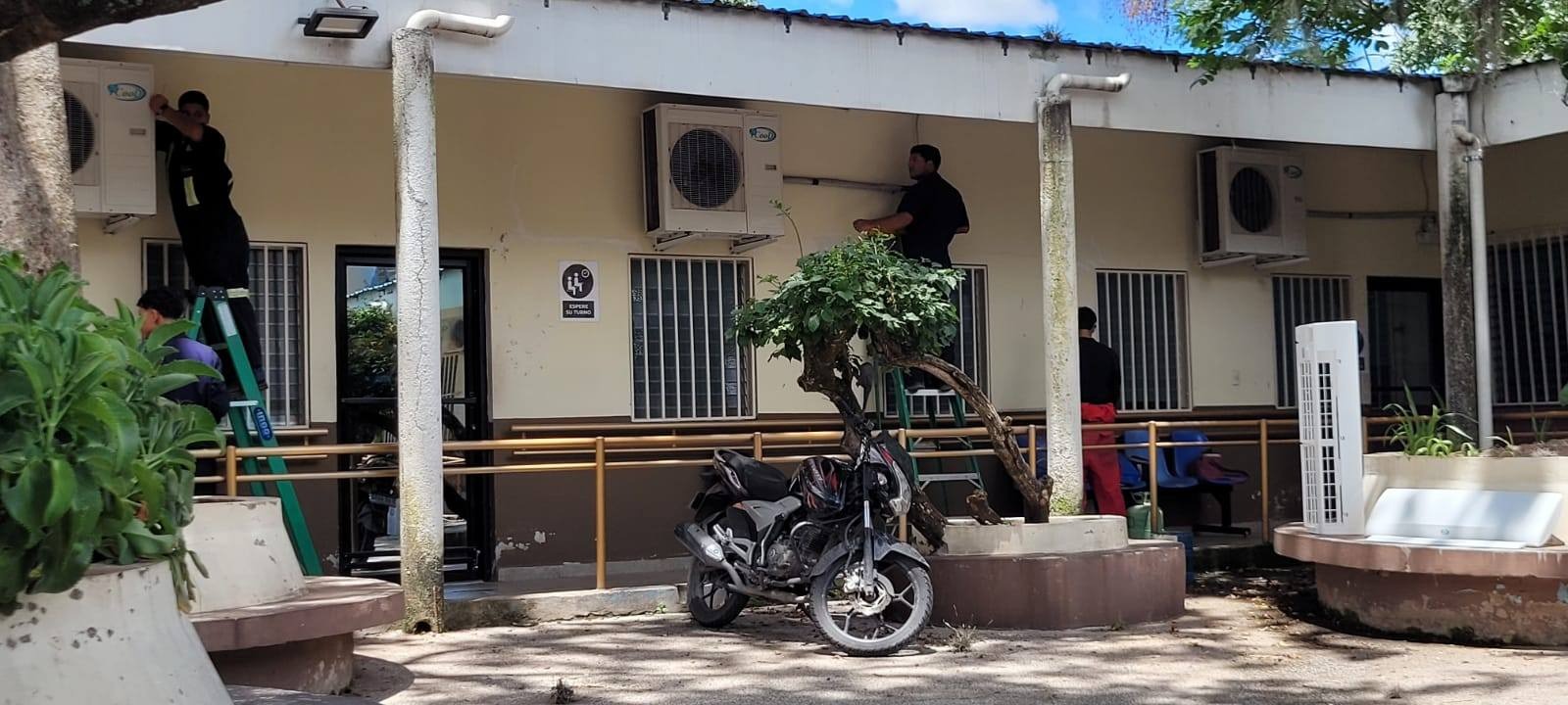 Estudiantes de INFOP realizan labores de mantenimiento en el Hospital San Felipe